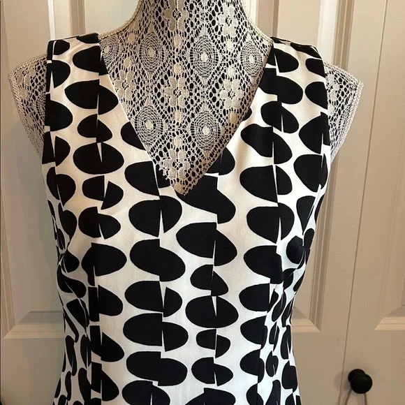 Stylish Ann Taylor Black and White Patterned Dress Size 4 - Picture 2 of 12